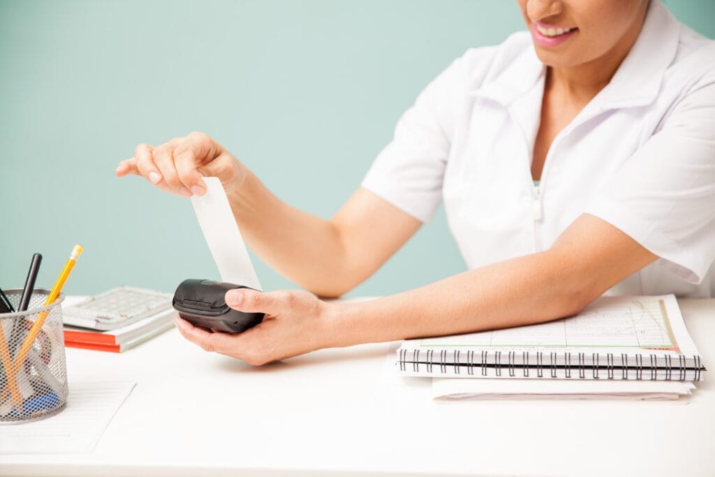 female masseuse printing payment receipt smiling beauty spa closeup with some copy space Hasta Kabul Sekreterliği Sertifikası Ne İşe Yarar