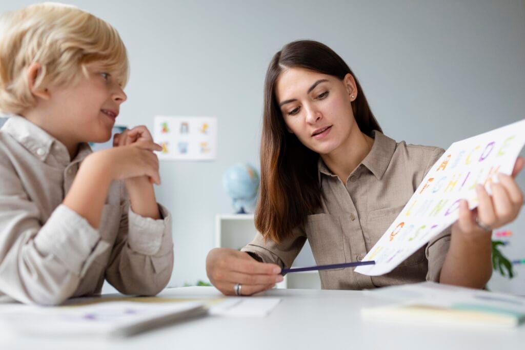 woman doing speech therapy with little blonde boy Eğitim Danışmanlık Ofisi Açma Şartları