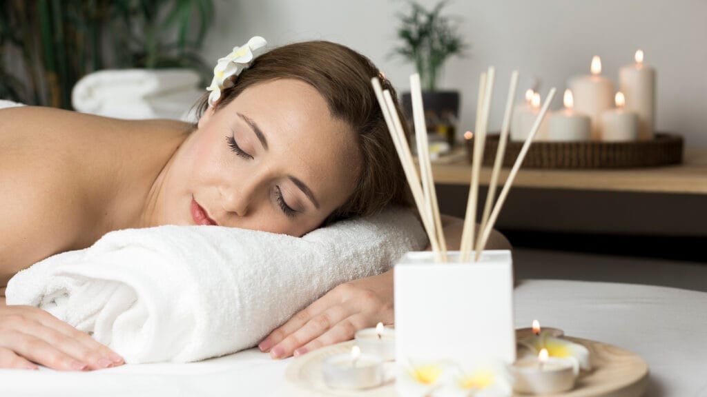 woman receiving massage spa center Aromaterapi Sertifikası Nasıl Alınır?